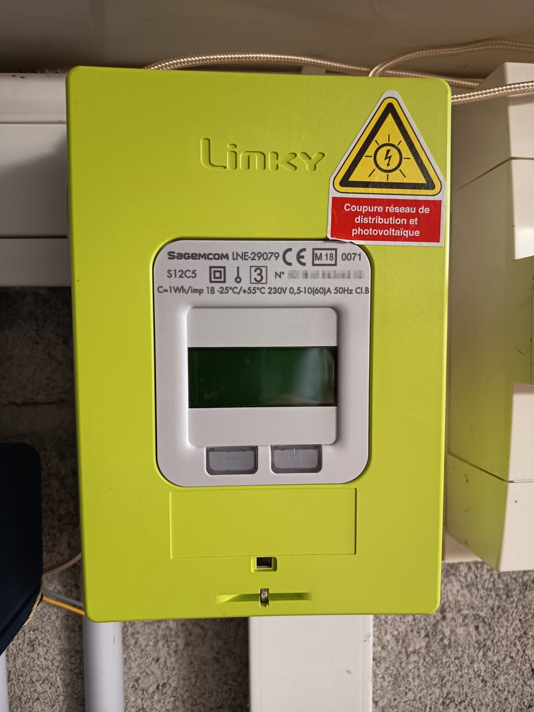 Compteur Linky avec son capot vert fermé