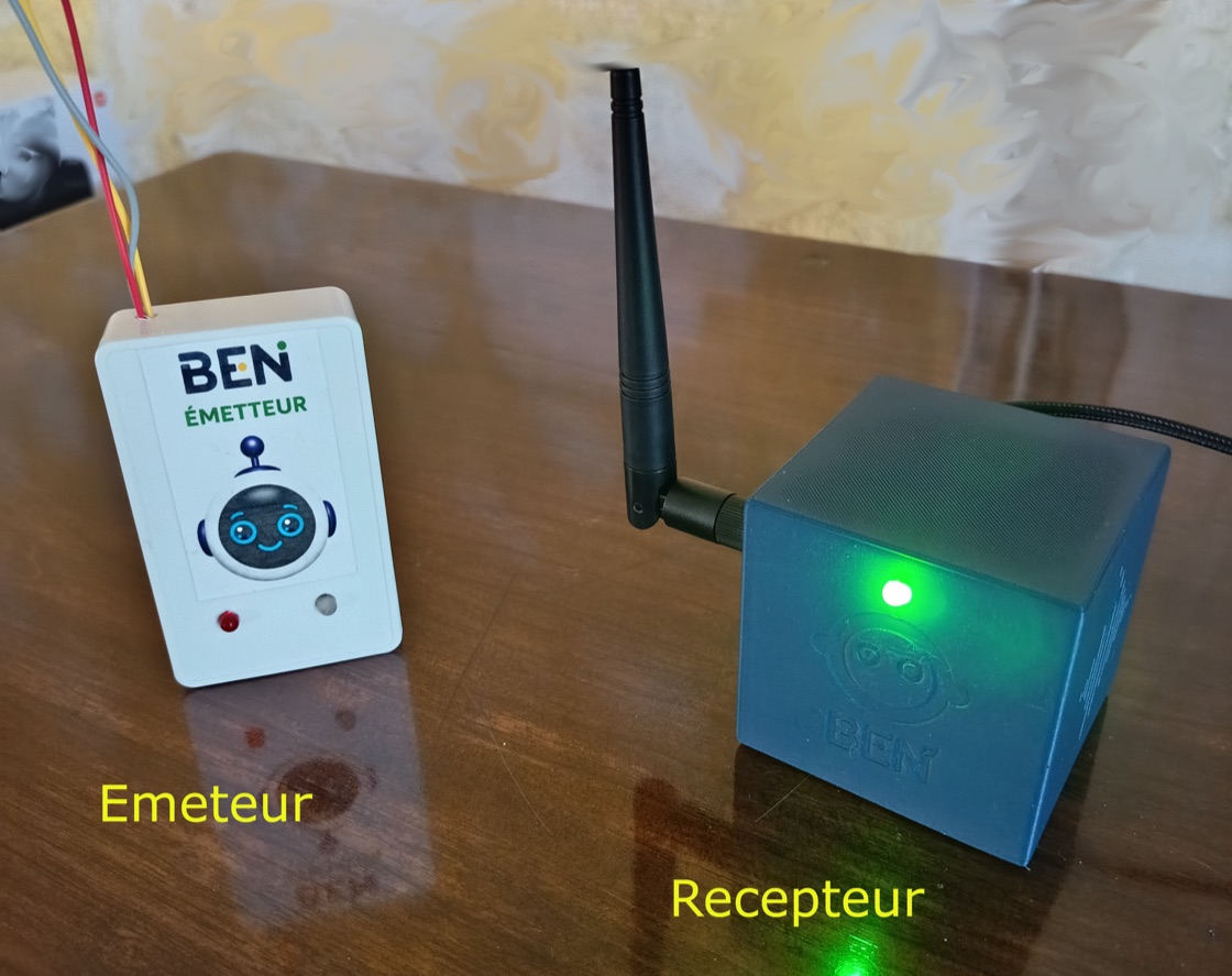 À gauche l'émetteur avec ses 3 fils, à droite le récepteur cubique avec son antenne